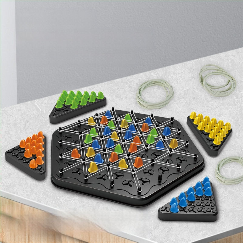 Настолна пъзел‑верижна игра – мултиплейър интерактивна игра с гумена лента и триъгълник; пластмасова конструкция; развива логическо мислене и родителско‑детска комуникация; подходяща за деца и възрастни на възраст 4–60 години.