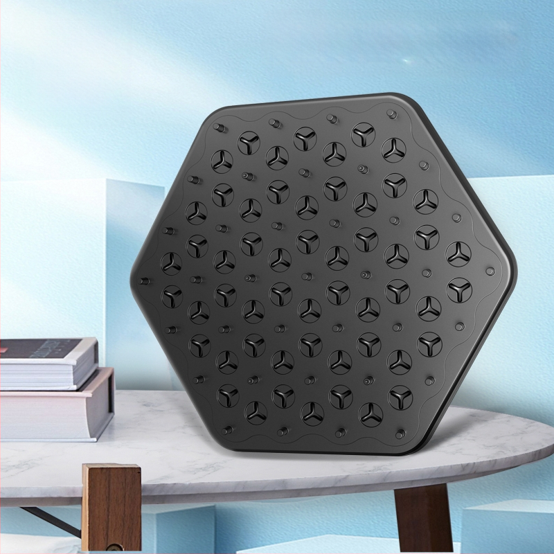 Настолна пъзел‑верижна игра – мултиплейър интерактивна игра с гумена лента и триъгълник; пластмасова конструкция; развива логическо мислене и родителско‑детска комуникация; подходяща за деца и възрастни на възраст 4–60 години.