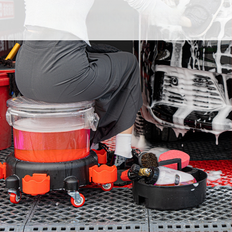 Automobiļu mazgāšanas spainis ar divām kannām, plastmasas, caurspīdīgs ūdens tvertnes un pamatne ar trosi karšanai; pārnēsājams ārējai lietošanai