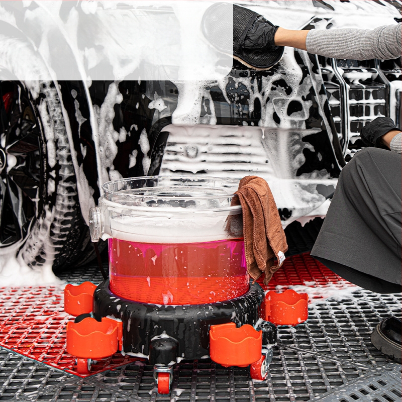 Automobiļu mazgāšanas spainis ar divām kannām, plastmasas, caurspīdīgs ūdens tvertnes un pamatne ar trosi karšanai; pārnēsājams ārējai lietošanai