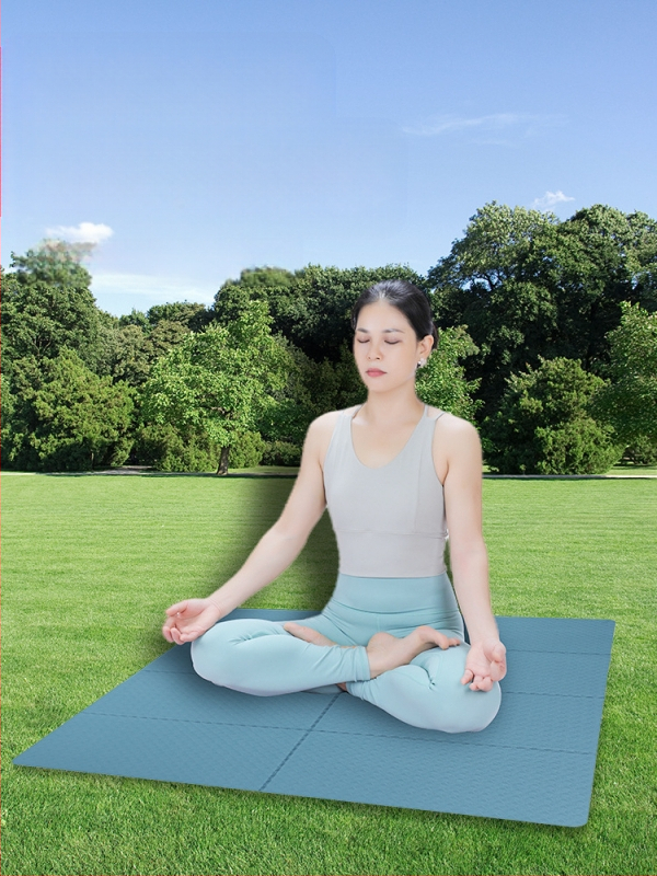 Йога мат, преносим сгъваем за почивка и спорт, противохлъзгащ, 250 г, 8 мм, ТПЕ, минималистичен дизайн, възможност за персонализация