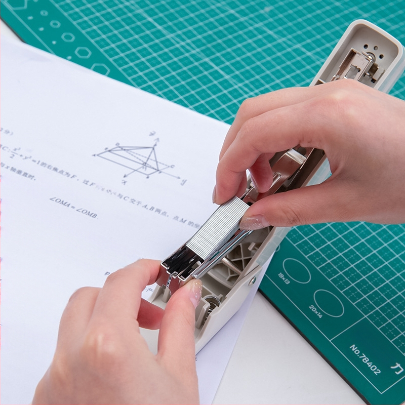 Deli 0434 въртящ се степлер за ученици, усилена конструкция, №12 стандарт, многофункционални офис принадлежности