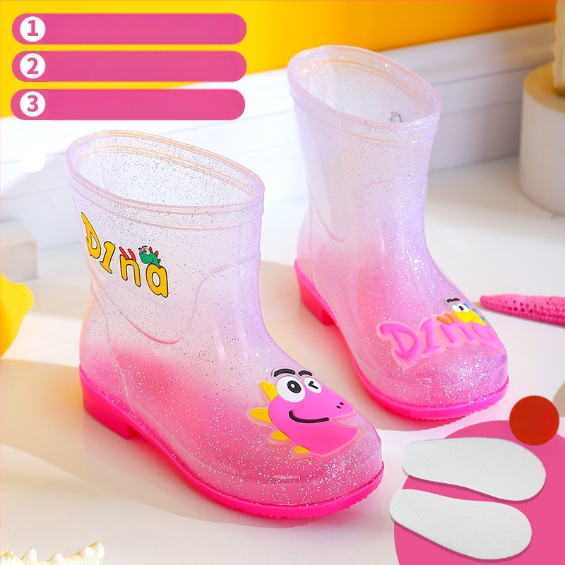 Bērnu lietuss zābaki - PVC augšdaļa, vidējā caurules augstums, zems papēdis 1–3 cm, burti-dinozaura raksts, animācijas stils