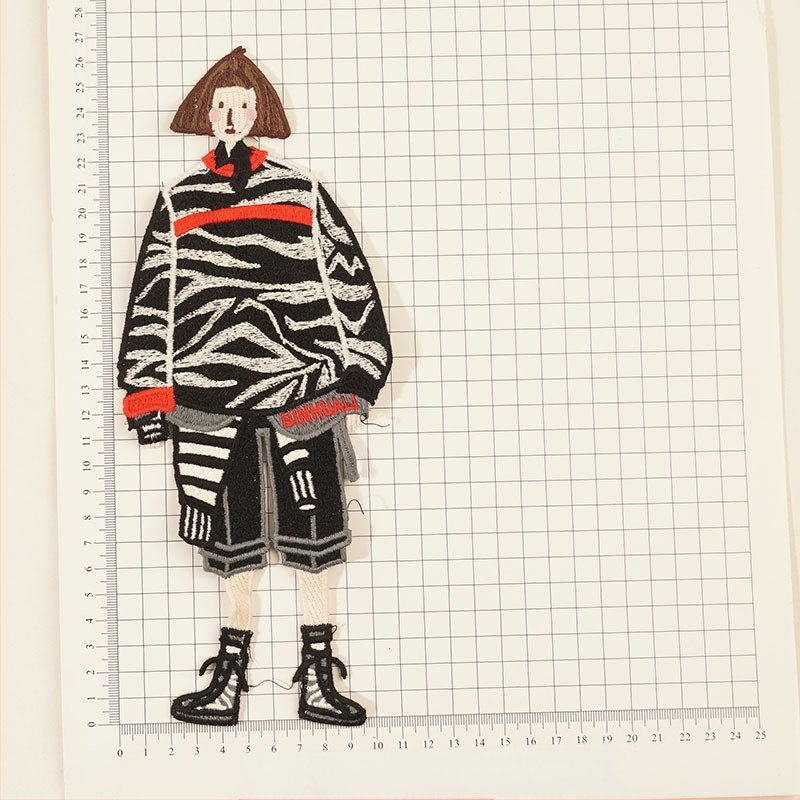 Dekoratīva izšūta uzlīme — roku šūta, ūdens šķīstoša izšūta uzlīme, poliestera un kokvilnas materiāls, piemērota mēteļiem, džemperiem, somām un apģērbam — Embroidered attic