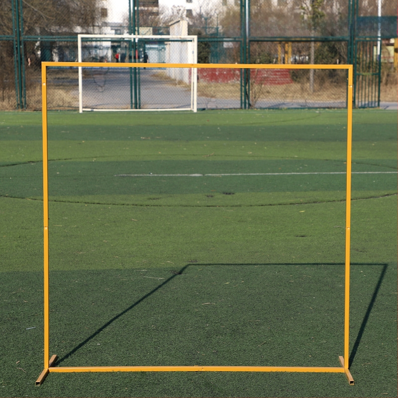 Kāzu arkāde no dzelzs ar ziedu statīvu, skatuvei – pielāgota apstrāde un iepakojums, piemērots kāzām