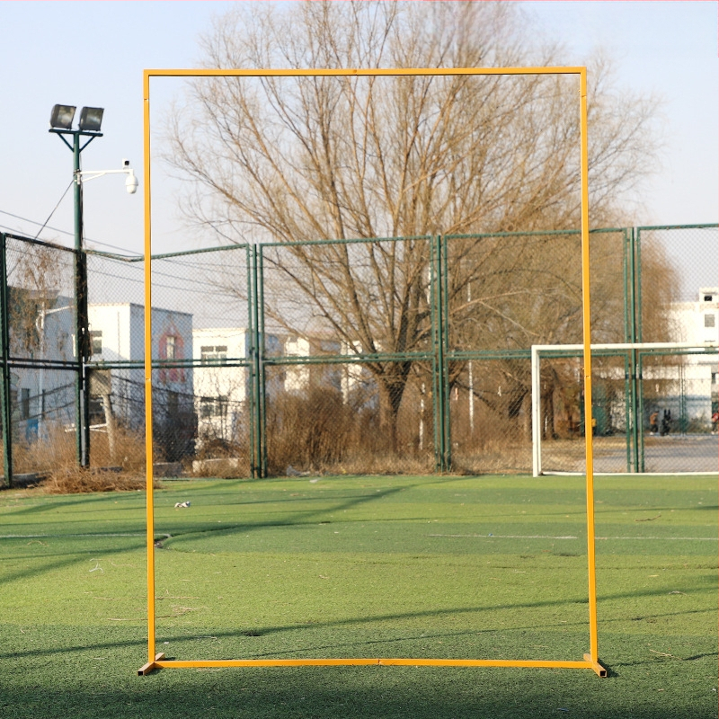 Kāzu arkāde no dzelzs ar ziedu statīvu, skatuvei – pielāgota apstrāde un iepakojums, piemērots kāzām