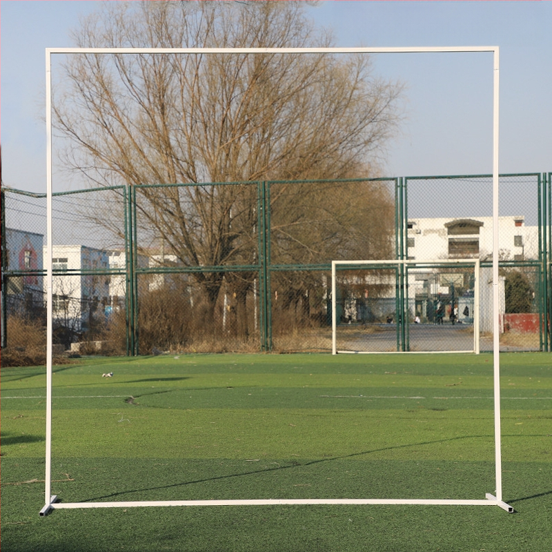 Kāzu arkāde no dzelzs ar ziedu statīvu, skatuvei – pielāgota apstrāde un iepakojums, piemērots kāzām