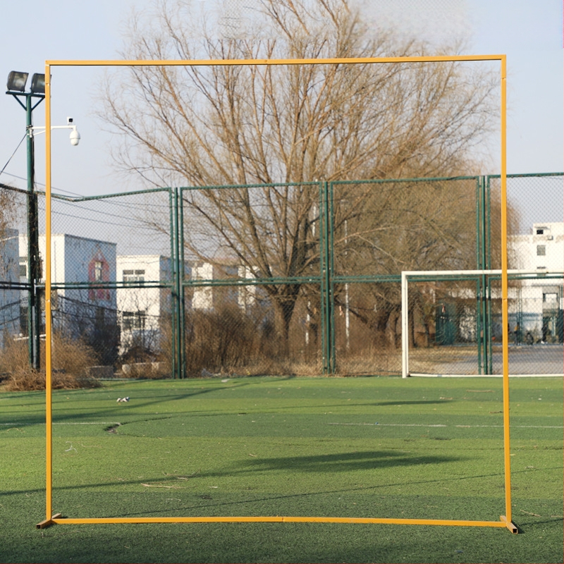 Kāzu arkāde no dzelzs ar ziedu statīvu, skatuvei – pielāgota apstrāde un iepakojums, piemērots kāzām