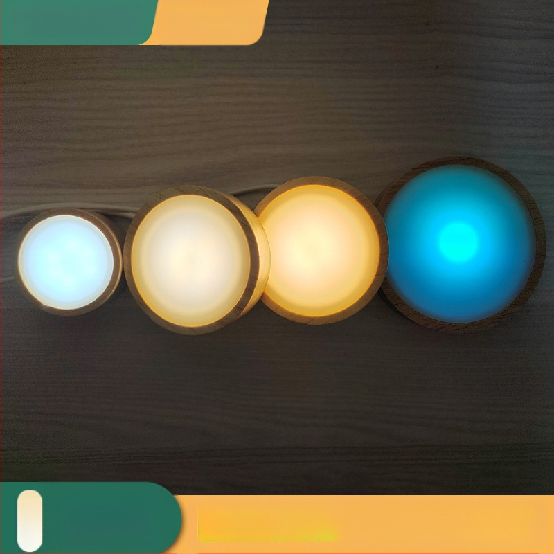 LED нощна лампа с основа от дъбово дърво и кръгла дифузионна плоча, модерен минималистичен декоративен елемент (дъбово дърво; дървен материал; кръгла дифузионна плоча; модерен минимализъм)