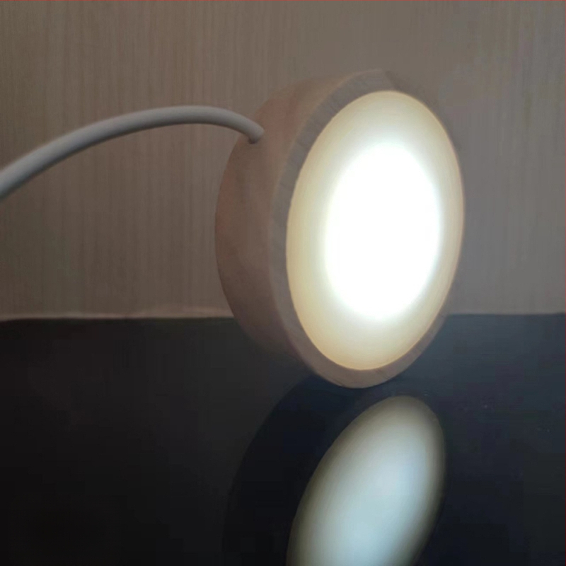LED нощна лампа с основа от дъбово дърво и кръгла дифузионна плоча, модерен минималистичен декоративен елемент (дъбово дърво; дървен материал; кръгла дифузионна плоча; модерен минимализъм)
