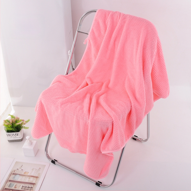 Πετσέτα μπάνιου από κοραλλό φλίς με μοτίβο κυψέλης-ανανά, 200–300 γρ, νήματα 32s, ραφή με άκρη-γκράν