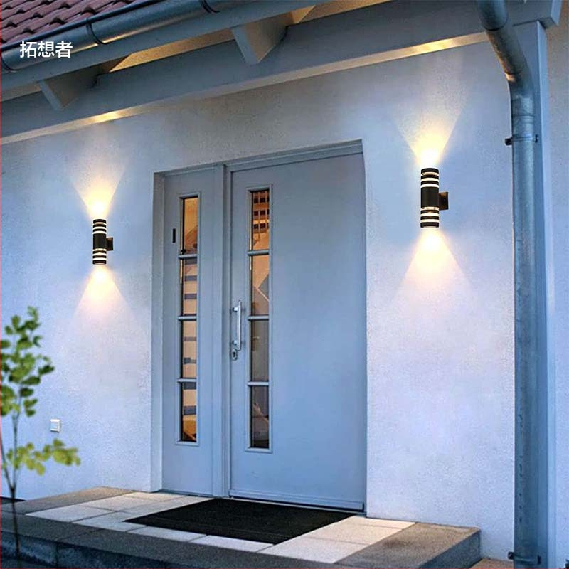 Външна стенна лампа за двор с пластмасов корпус, IP55 защита, 2 LED диода, захранване 110-220V