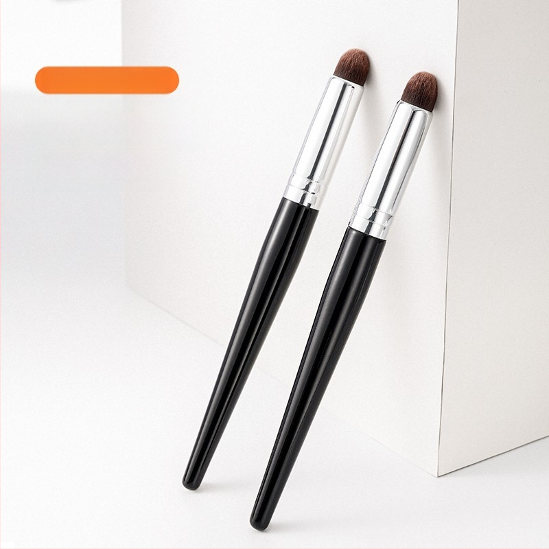 Βούρτσα κονσίλερ με στρογγυλή κεφαλή για την περιοχή γύρω από τα μάτια — επαγγελματική ακρίβεια, συνθετικές τρίχες, ξύλινη λαβή