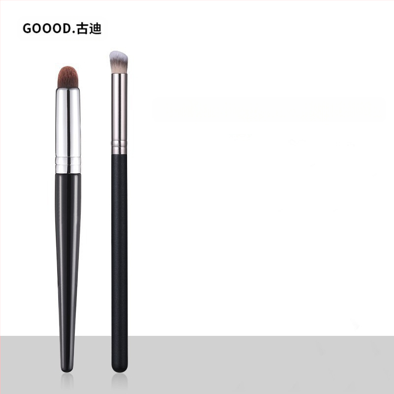 Βούρτσα κονσίλερ με στρογγυλή κεφαλή για την περιοχή γύρω από τα μάτια — επαγγελματική ακρίβεια, συνθετικές τρίχες, ξύλινη λαβή