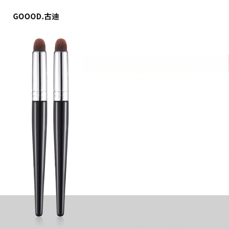 Βούρτσα κονσίλερ με στρογγυλή κεφαλή για την περιοχή γύρω από τα μάτια — επαγγελματική ακρίβεια, συνθετικές τρίχες, ξύλινη λαβή