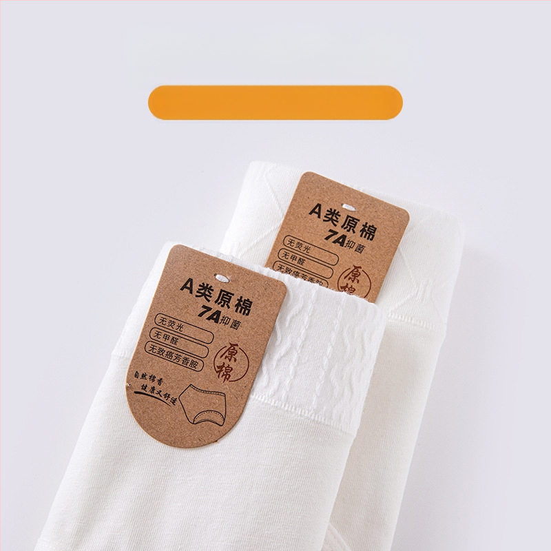 Moteriškos medvilninės kelnaitės su vidutiniu juosmens lygiu, antibakterinės ir kvėpuojančios; džakardo audinys; tarpkelio įdėklas 100% medvilnė.