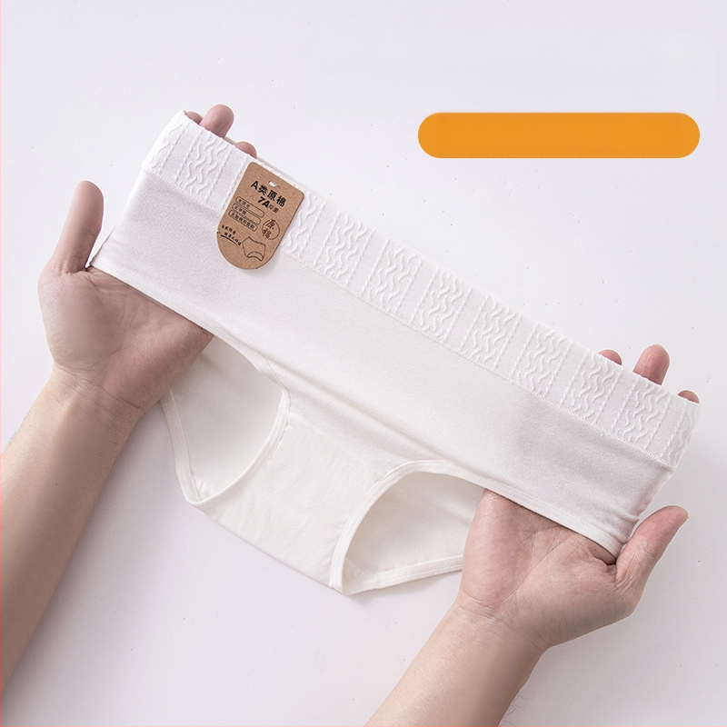 Moteriškos medvilninės kelnaitės su vidutiniu juosmens lygiu, antibakterinės ir kvėpuojančios; džakardo audinys; tarpkelio įdėklas 100% medvilnė.