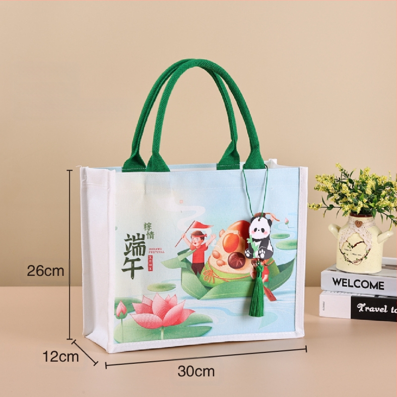 Dovanų įpakavimo krepšys su laminuota drobe; aplinkai draugiškas poliesterio ir medvilnės mišinys; logotipo spauda prieinama; spausdinimo metodai: serigrafinė spausda, mašininė spausda, skaitmeninė spausda, šilumos pernešimas