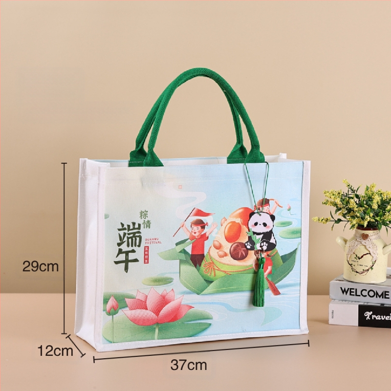 Dovanų įpakavimo krepšys su laminuota drobe; aplinkai draugiškas poliesterio ir medvilnės mišinys; logotipo spauda prieinama; spausdinimo metodai: serigrafinė spausda, mašininė spausda, skaitmeninė spausda, šilumos pernešimas