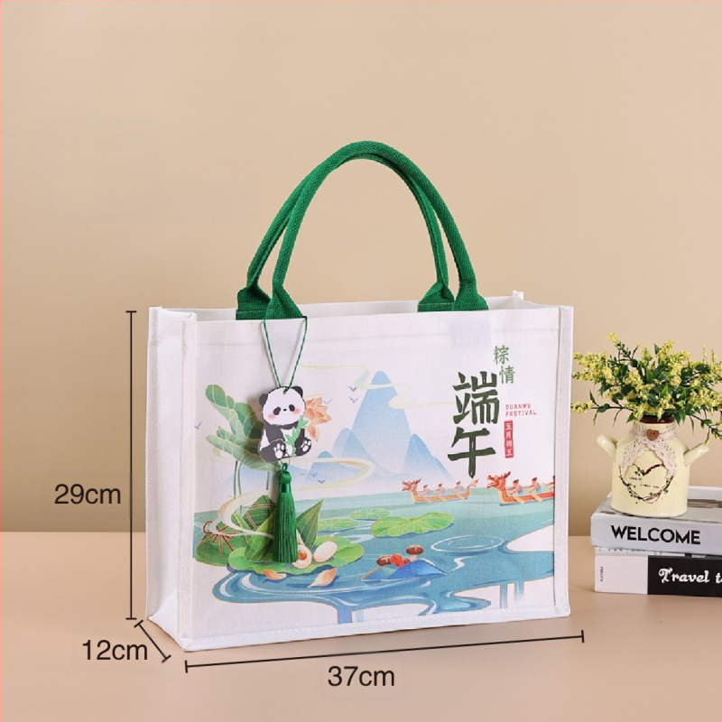 Dovanų įpakavimo krepšys su laminuota drobe; aplinkai draugiškas poliesterio ir medvilnės mišinys; logotipo spauda prieinama; spausdinimo metodai: serigrafinė spausda, mašininė spausda, skaitmeninė spausda, šilumos pernešimas