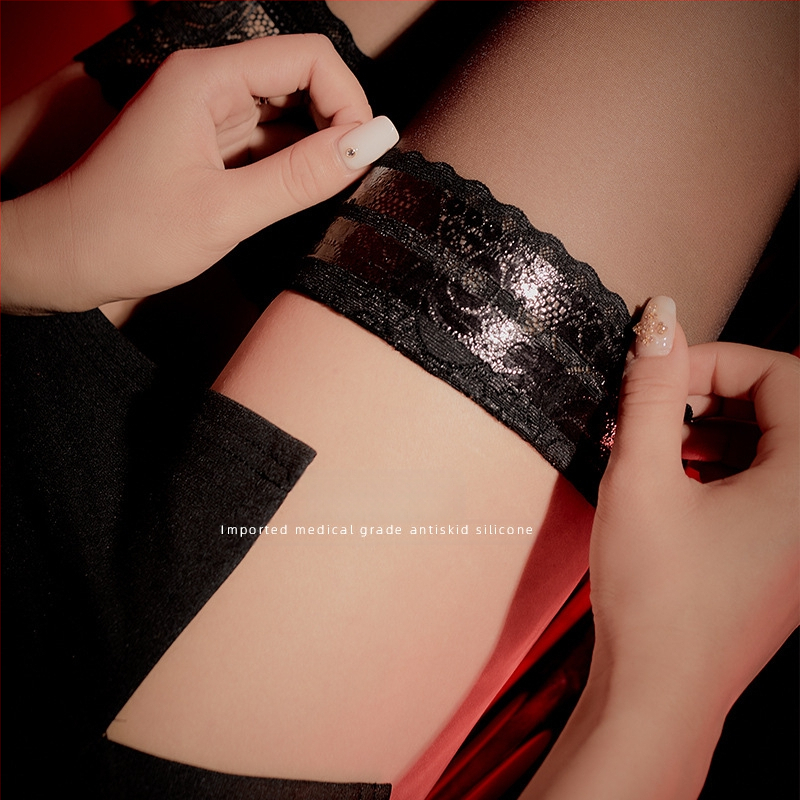 Kojinės virš kelių su nėriniais ir silikoniniu neslydimu, itin plonas nailono mišinys (50–70%), ilgas vamzdelio dizainas, nematomas formavimas