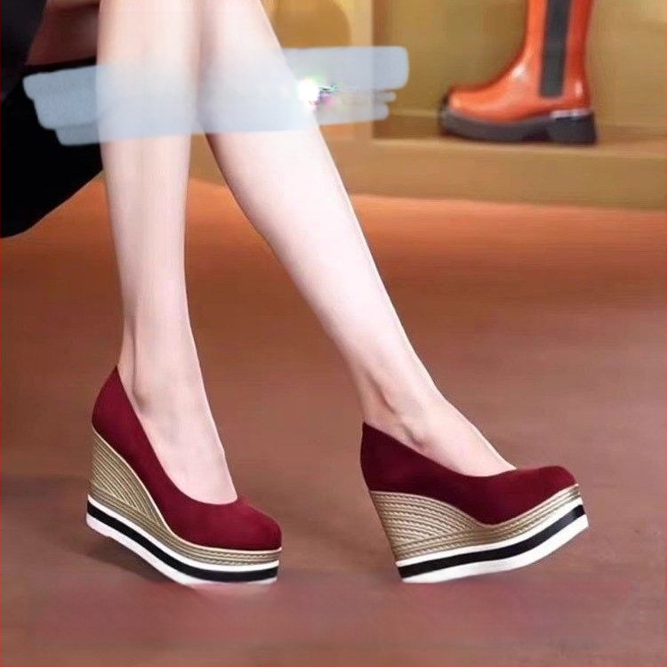 Moterų platformos plokščios basutės su slip-on dizainu, viršutinė medžiaga: dirbtinis flisas, padas: natūralus gumos, kulnas: žemas (Viršutinė medžiaga: dirbtinis flisas; Padas: natūralus gumos; Kulnas: žemas; Užsegimas: slip-on; Stilius: platforma)