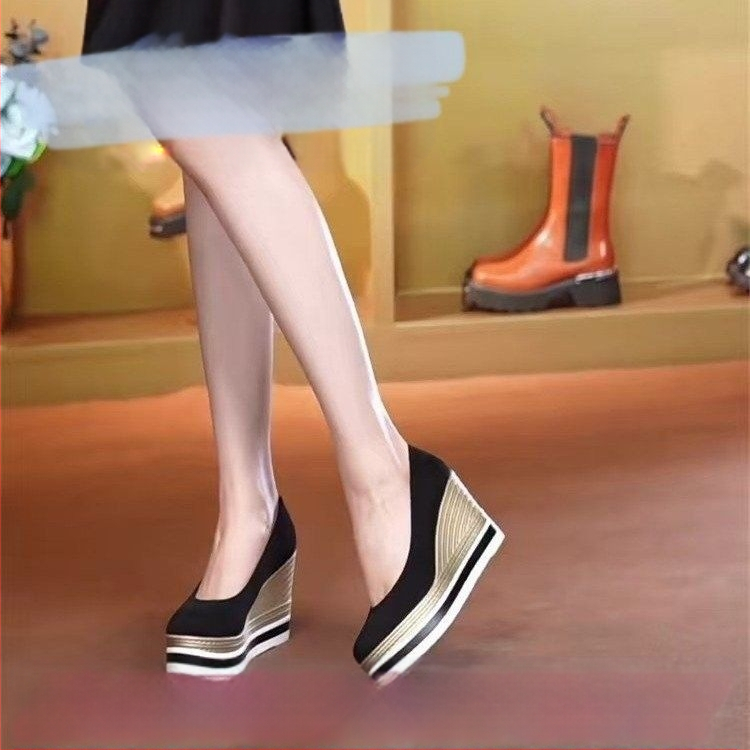 Moterų platformos plokščios basutės su slip-on dizainu, viršutinė medžiaga: dirbtinis flisas, padas: natūralus gumos, kulnas: žemas (Viršutinė medžiaga: dirbtinis flisas; Padas: natūralus gumos; Kulnas: žemas; Užsegimas: slip-on; Stilius: platforma)