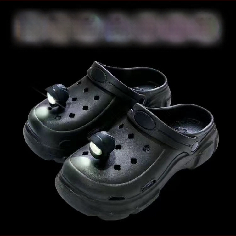 Moterų perforuotos šlepetės su šviesa — 2024 naujas stilius, PVC viršus, PVC padai, injekcinis padas, du dėvėjimo būdai