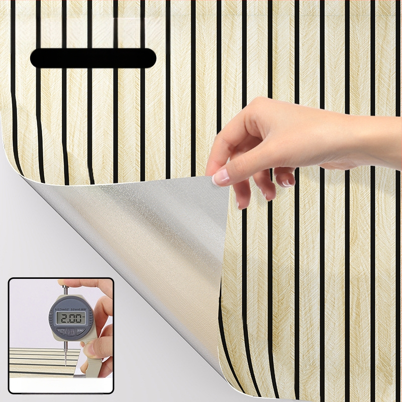 Savarankiškai klijuojama PVC sienų danga su medžio faktūra ir grotelės raštu, atspari vandeniui ir drėgmei, skirtas svetainės televizoriaus fono sienai