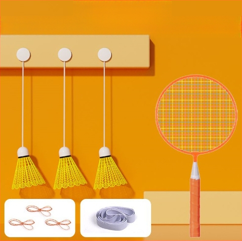 Badminton treniruoklis, plieno lydinio rėmas, svoris 95–100 g, rankenos storis G2, tiesus smūgis