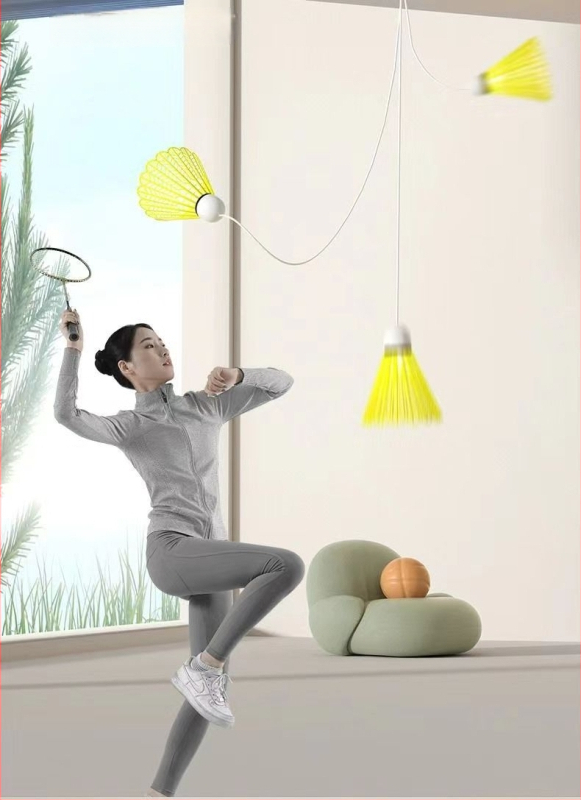 Badminton treniruoklis, plieno lydinio rėmas, svoris 95–100 g, rankenos storis G2, tiesus smūgis