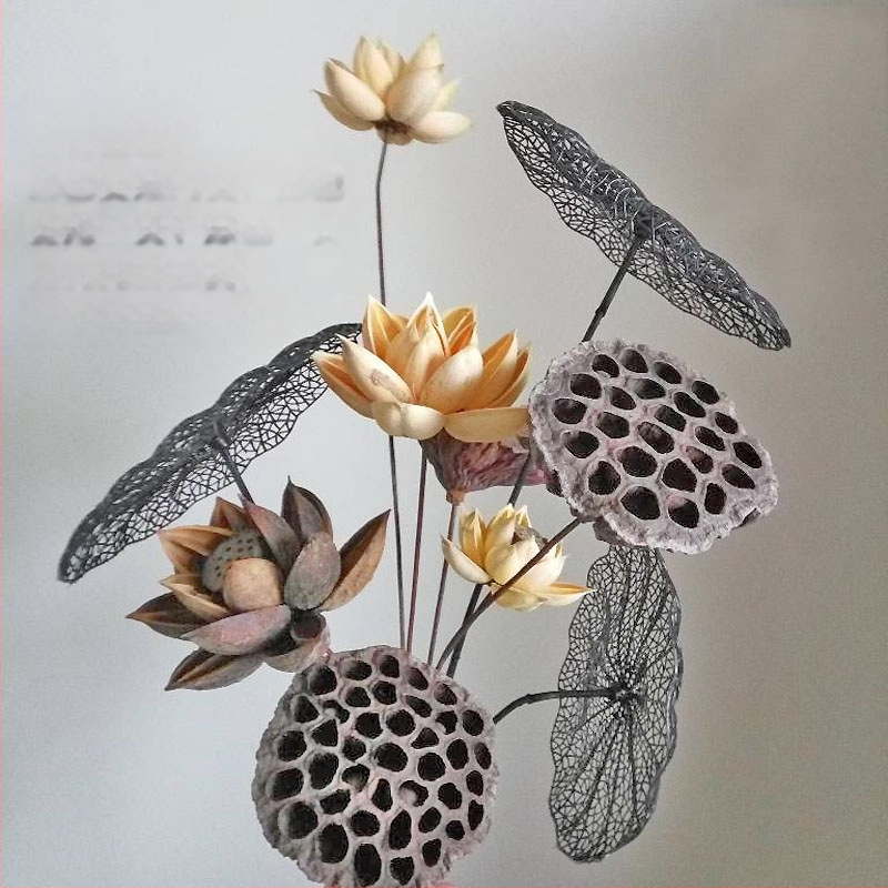 Zen stiliaus džiovintų gėlių puokštė svetainei – mišrios elementai su lotosu, lotus sėklų kapsulėmis ir pušų kankorėžiais (Variety: Lily; Material: Other; Craft: Other; Gift: No)