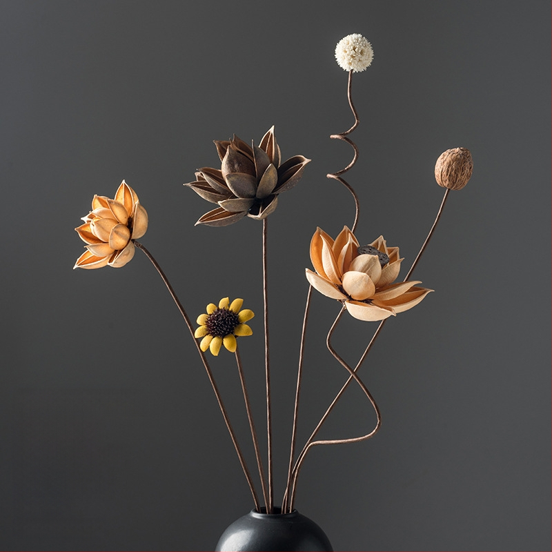 Zen stiliaus džiovintų gėlių puokštė svetainei – mišrios elementai su lotosu, lotus sėklų kapsulėmis ir pušų kankorėžiais (Variety: Lily; Material: Other; Craft: Other; Gift: No)