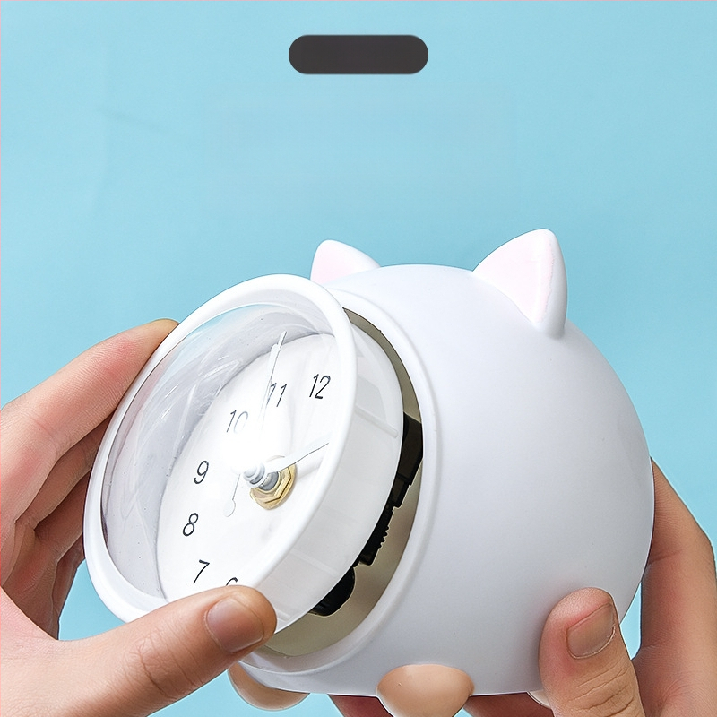 Vaikų stalo laikrodis su taupymo dėžute ir naktiniu apšvietimu, baterijomis maitinamas mechaninis judesys, vienpusis plastikinis korpusas, animacinio stiliaus