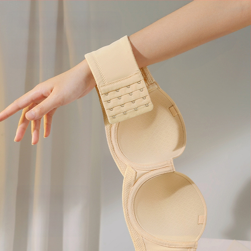 Be petnešėlių moteriška liemenėlė su minkštu plieno žiedu, push-up efektas, 1/2 kaušas, plonos formuojančios kaušus, nugaros užsegimas su keturiais spaustukais