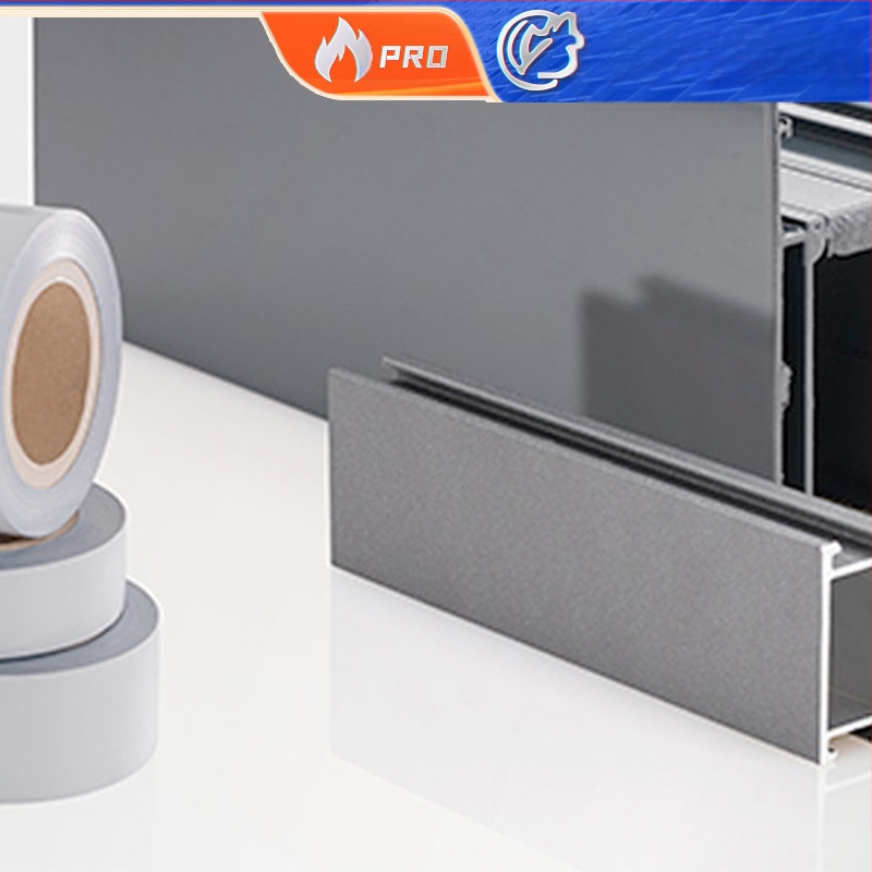 PE apsauginė plėvelė aliuminio plokštėms, juostinė versija su spausdinamu ir pritaikomu dizainu; storis 30–120 μm, plotis 100–2000 cm, ilgis 100–2000 m, vandens pagrindo klijai, aukštas skaidrumas