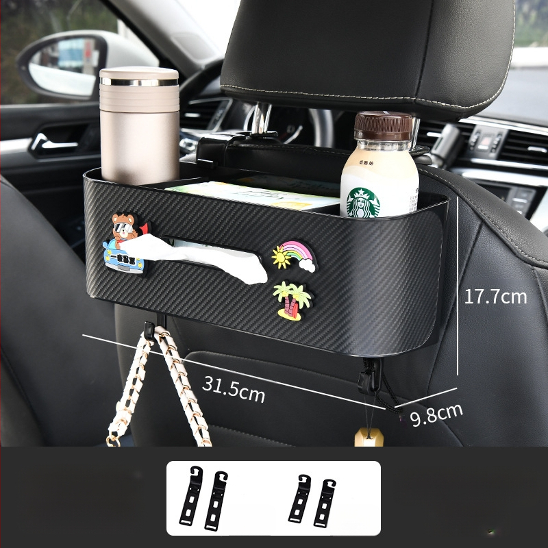 Automobilio servetėlių dėžutė — daugiafunkcinis galinės sėdynės organizatorius su puodelio laikikliu ir kabliuku; plastikas, vidutinio dydžio modelis, tinkamas plokščioms servetėlėms