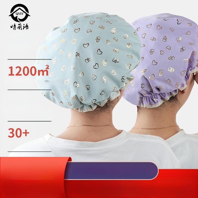 Dvigubo sluoksnio šampūno kepurė asmeniniam naudojimui – vandeniui atspari, sutankinta, alyvoms atspari, animacinio stiliaus, ausų apsauga (Medžiaga: CPE; Tinka visiems; Nenaudojama vienkartinai; Spausdintas logotipas; Neto svoris: 30)