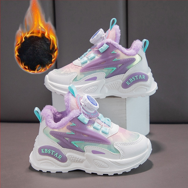 Meitenēm paredzētas ziemas apavi ar flīsa iekšpusi, rotējošā pogu aizdare, virsējais materiāls – sintētiskā āda, gumijas zole, vecuma grupa 4–16 gadi