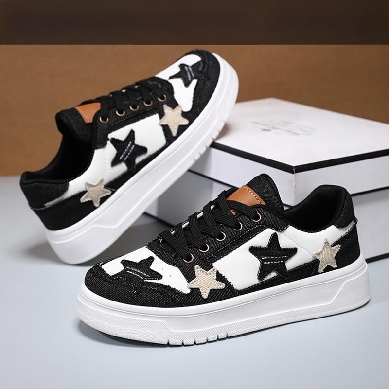 Дамски кецове – деним горнище, кръгъл нос, патерн череп, клин 4–6 cm, връзки