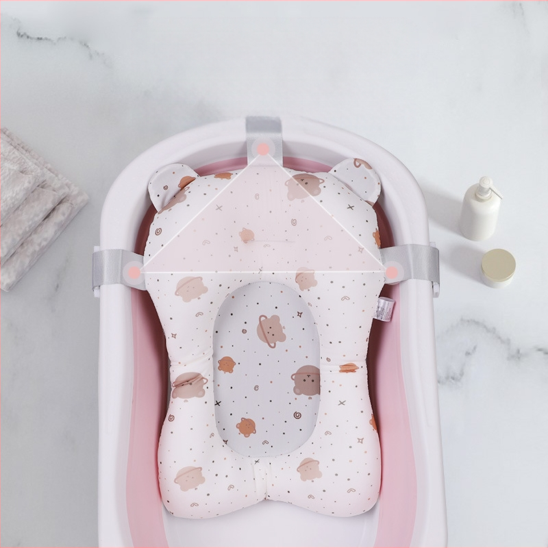 Kūdikio vonios kilimėlis su rėminiu tinklu; medžiaga: keturių krypčių elastinis audinys + tinklas + poliesterio užpildas + PE kabliukas; tinka sėdėjimui ir gulėjimui