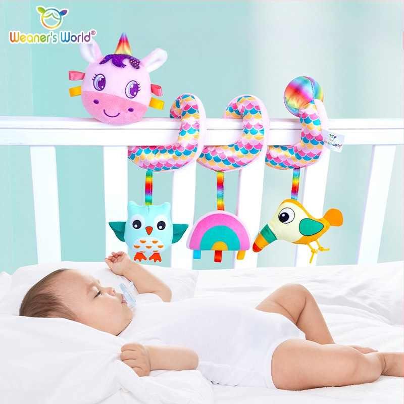 Pliušinis pakabinamas žaislas vežimėliui su varpele – interaktyvi edukacinė žaisla kūdikiams ir vaikams 0–3 metų