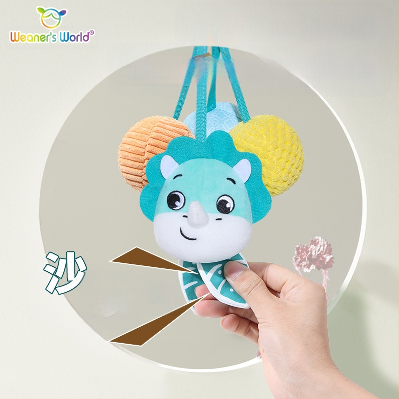 Plišana viseća igračka sa zvonom i zvukom, crtani lik životinje, za kolijevku, kolica ili autosjedalicu; potiče rani senzorni i motorni razvoj (vid, hvatanje, sluh) te interakciju roditelj-dijete.