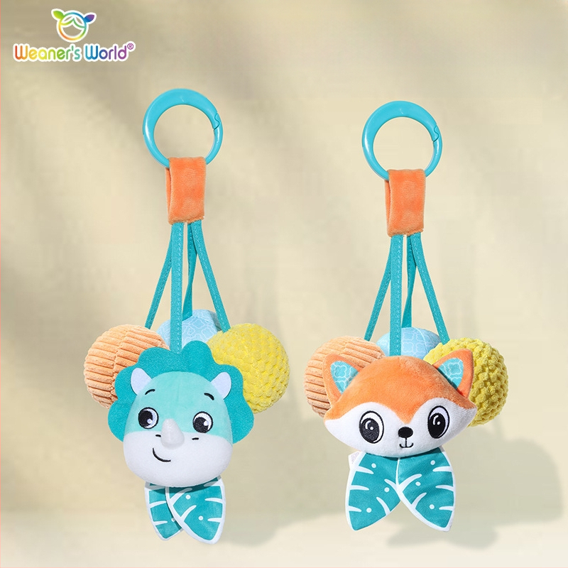 Plišana viseća igračka sa zvonom i zvukom, crtani lik životinje, za kolijevku, kolica ili autosjedalicu; potiče rani senzorni i motorni razvoj (vid, hvatanje, sluh) te interakciju roditelj-dijete.