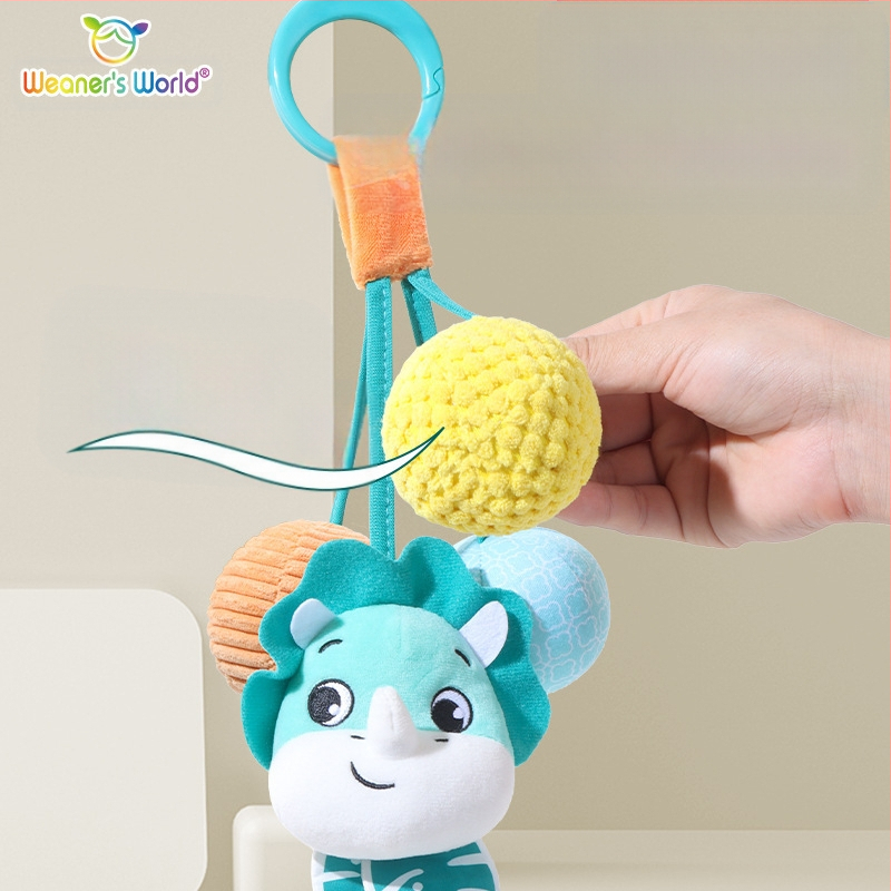 Plišana viseća igračka sa zvonom i zvukom, crtani lik životinje, za kolijevku, kolica ili autosjedalicu; potiče rani senzorni i motorni razvoj (vid, hvatanje, sluh) te interakciju roditelj-dijete.