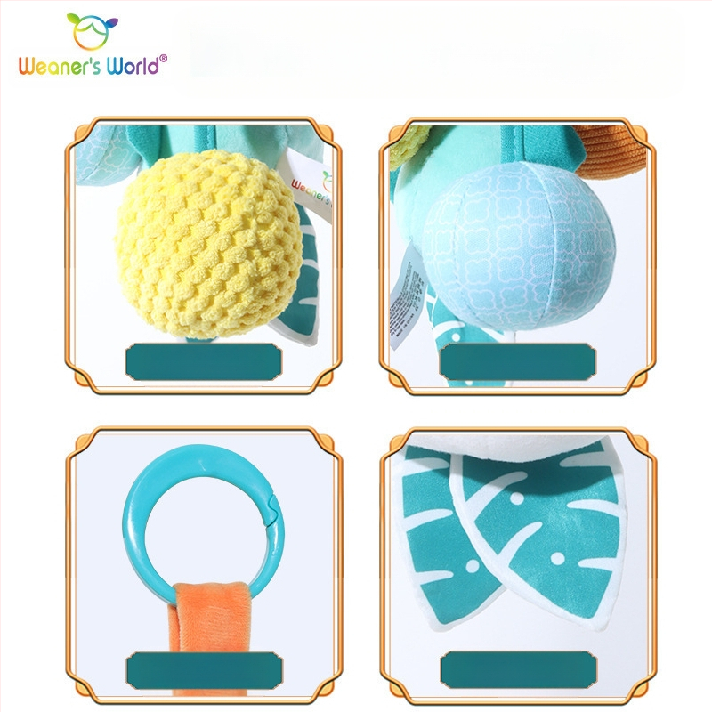 Plišana viseća igračka sa zvonom i zvukom, crtani lik životinje, za kolijevku, kolica ili autosjedalicu; potiče rani senzorni i motorni razvoj (vid, hvatanje, sluh) te interakciju roditelj-dijete.