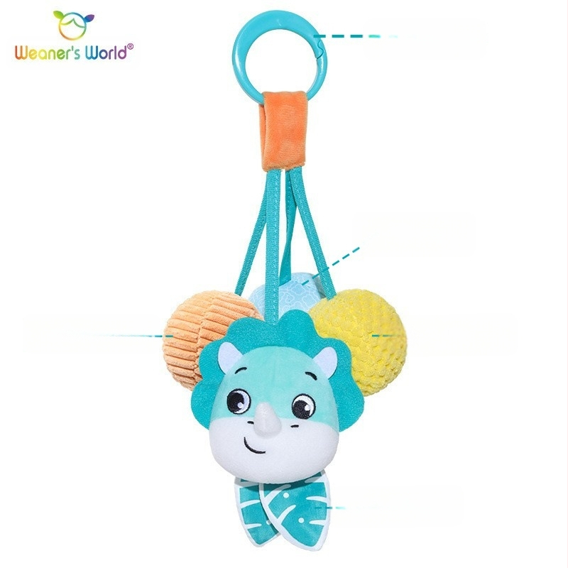 Plišana viseća igračka sa zvonom i zvukom, crtani lik životinje, za kolijevku, kolica ili autosjedalicu; potiče rani senzorni i motorni razvoj (vid, hvatanje, sluh) te interakciju roditelj-dijete.