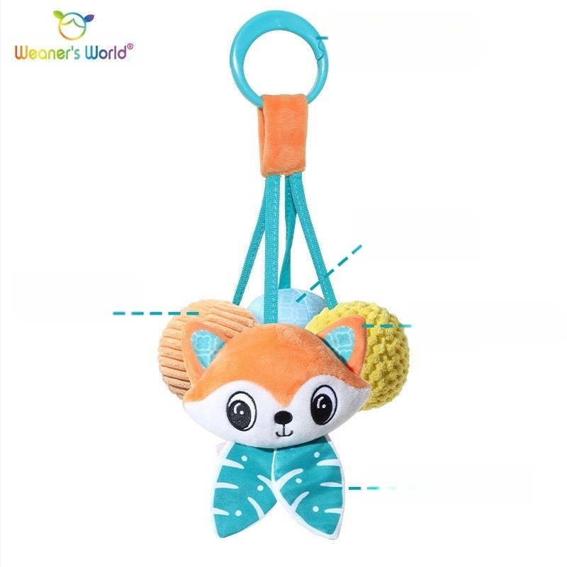 Plišana viseća igračka sa zvonom i zvukom, crtani lik životinje, za kolijevku, kolica ili autosjedalicu; potiče rani senzorni i motorni razvoj (vid, hvatanje, sluh) te interakciju roditelj-dijete.