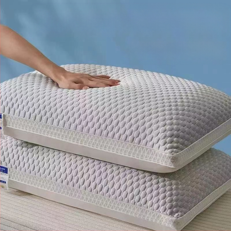 Plaunama kaklo pagalvė miegui – stačiakampio formos, medvilnės užpildas, vienam asmeniui