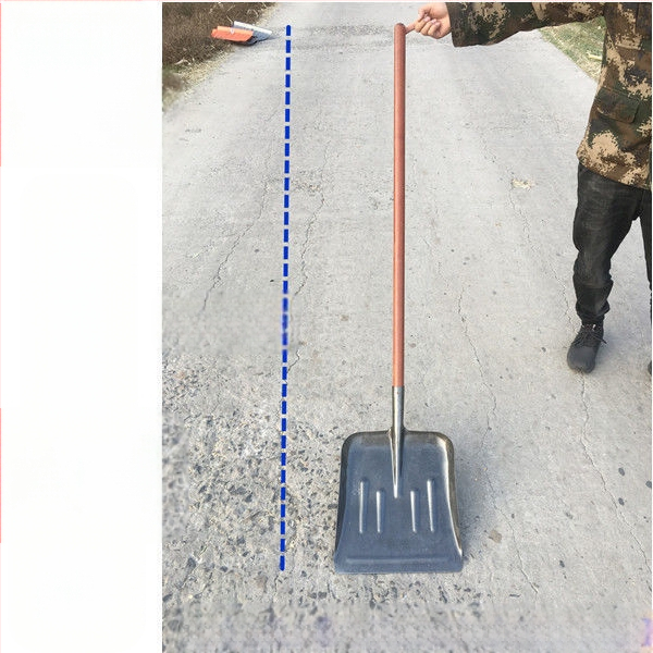 Sniego kastuvė Golden Dragon su aukštos anglies plieno galvute ir medine rankena, skirta medžiagų metimui.